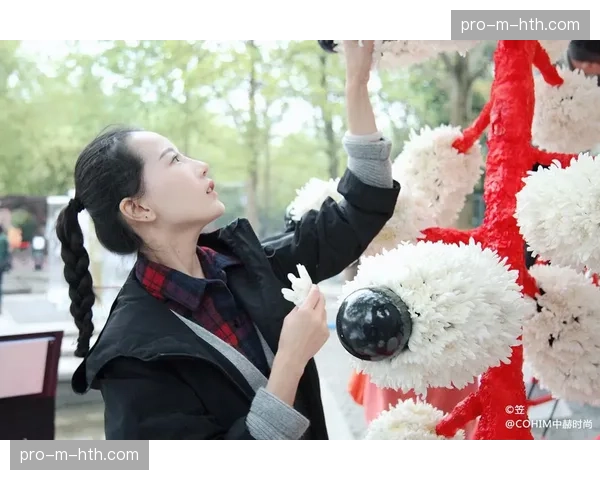 特写：颁奖典礼上的“小失误”——金牌得主意外将花束掉入泳池